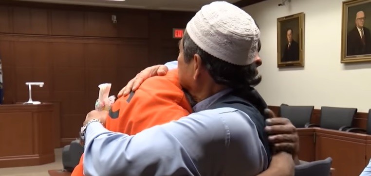 Video: abrazó al asesino de su hijo en el tribunal | Internacionales