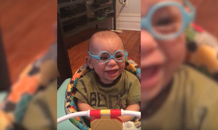 La emocionante reacción de un bebé que usa anteojos por primera vez | Curiosidades