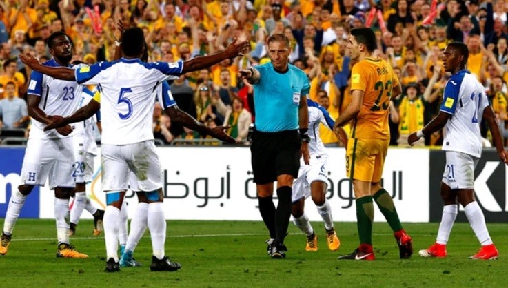 Australia clasificó al Mundial y desde Honduras acusan al árbitro argentino de haber cobrado "algún cheque" | Deportes