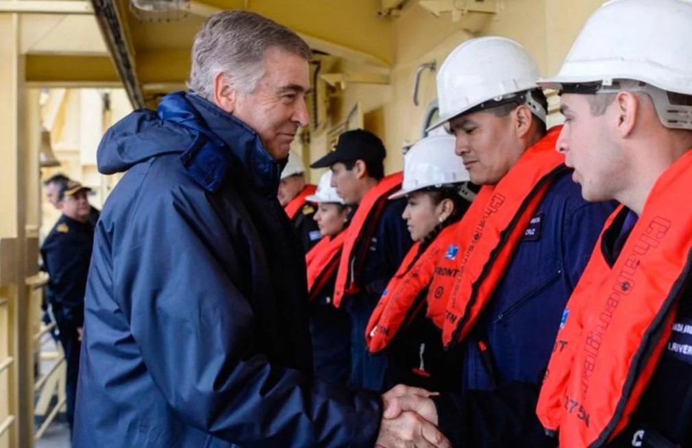 El ministro Aguad viajó a Mar del Plata para acompañar a las familias de los tripulantes del submarino | Política