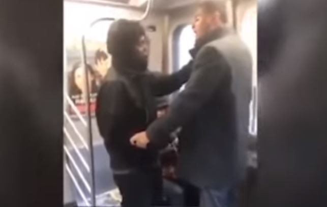 Video: un hombre golpeó a una pasajera que le pidió que se sentara correctamente | Internacionales