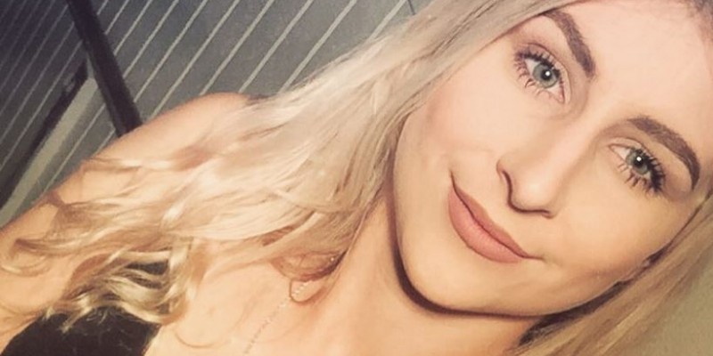 Intentaba sacarse una selfie, tropezó, cayó desde un segundo piso y murió | Internacionales