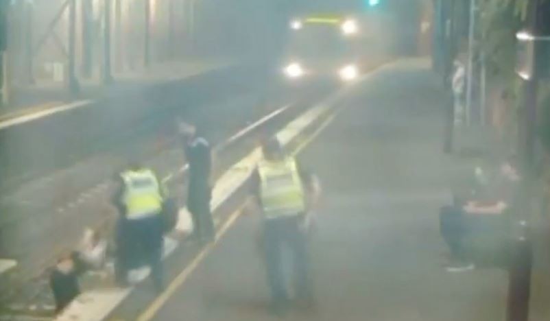 El dramático rescate de una mujer que quedó atrapada en las vías del tren | Internacionales