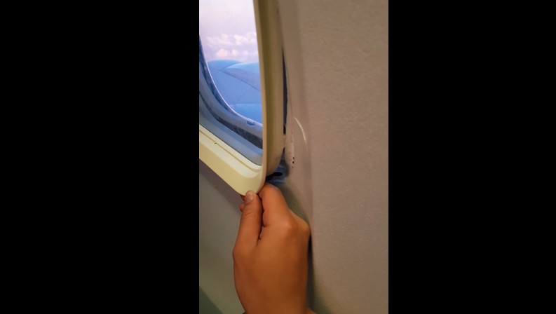 Un pasajero abre la ventana de un avión en pleno vuelo y preocupa a todos | Redes