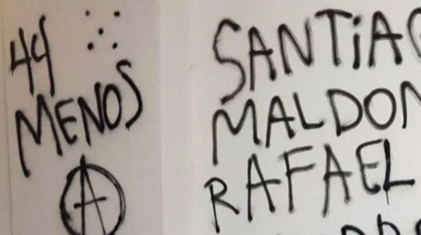 Pintaron el Cabildo con frases contra los tripulantes del ARA San Juan | Política