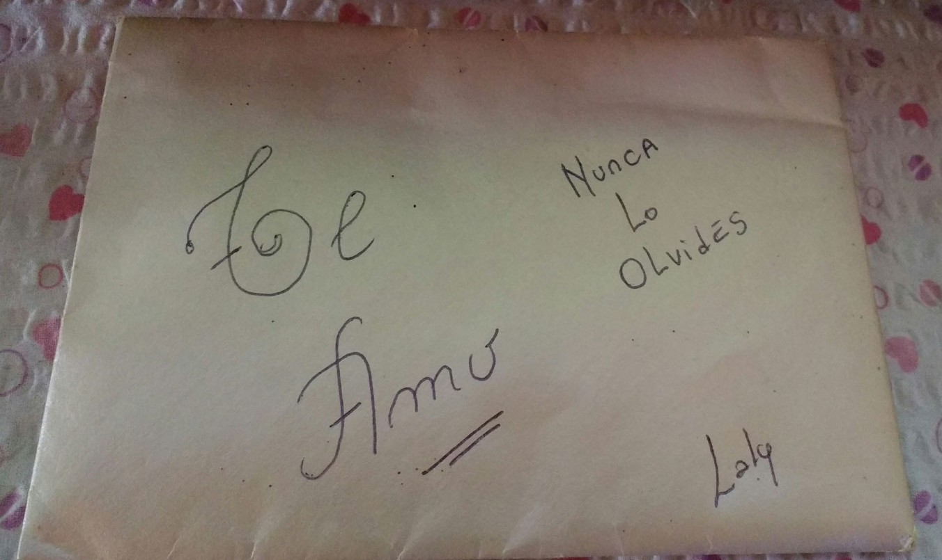 Encontró un sobre con cartas de amor en el Obelisco y busca a su dueña a través de las redes | Redes
