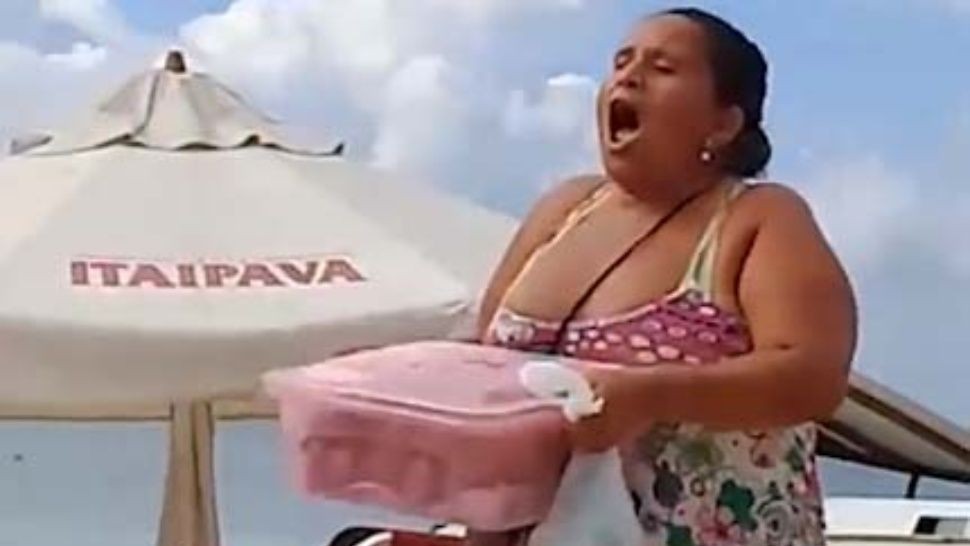 Video viral: la mujer que grita de forma extraña para vender pasteles en la playa de Brasil | Redes