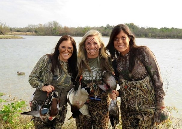 La cazadora que publica las fotos de los animales que mata y horroriza a las redes sociales | Curiosidades