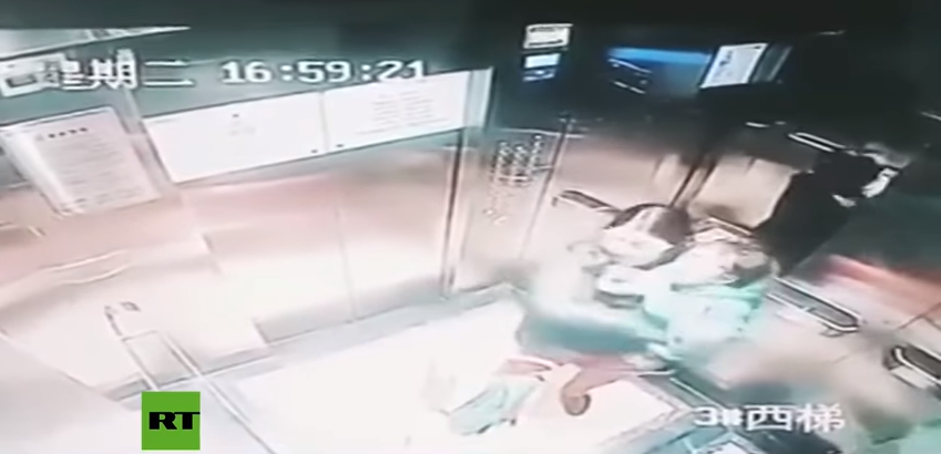 Impactante video: una niñera golpea brutalmente a un nene dentro de un ascensor | Internacionales