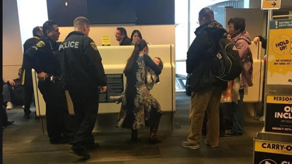 Bajaron del avión a una mujer por no dejar de amamantar a su bebé | Internacionales