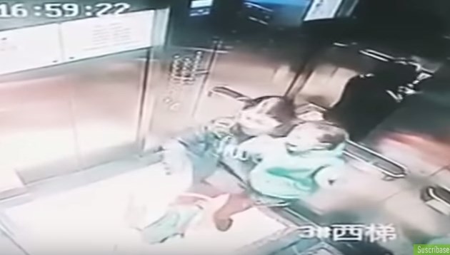 Video escalofriante: escracharon a una niñera pegándole a un bebé en un ascensor | Internacionales