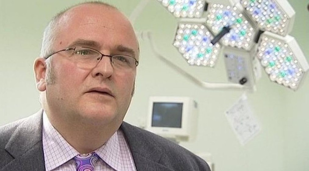 Un cirujano admite haber "marcado" a dos pacientes con sus iniciales en el hígado | Curiosidades