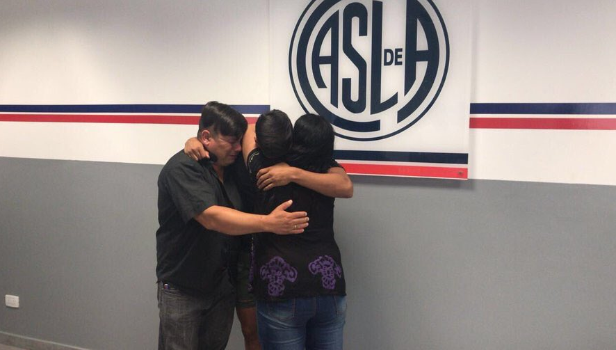 A los 13 años superó una leucemia y ahora firmó su primer contrato como futbolista profesional | Redes
