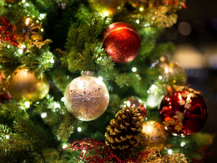 Una abuela colgó una tanga en el arbolito de Navidad pensando que era un adorno | Redes