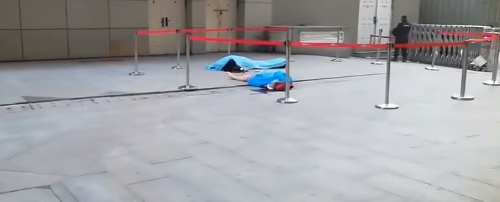 Video: Quiso atajar a una mujer que se tiró de un edificio y murió aplastado | Internacionales