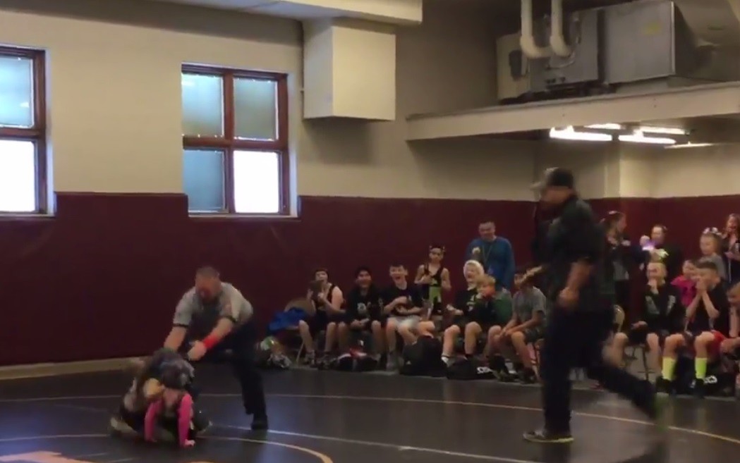 #EsViral El niño héroe que corrió a socorrer a su hermana en una lucha al creer que le estaban pegando | Redes