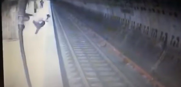 Video: Empujan a una mujer embarazada a las vías y muere arrollada por el subte | Internacionales