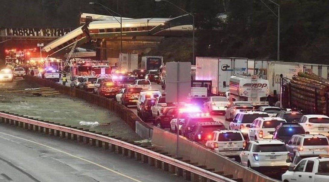 Tragedia en EE.UU.: descarriló un tren y cayó sobre una autopista | Internacionales