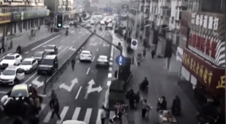 Impresionante video: un grupo de peatones levanta un auto para salvar a un nene atrapado bajo las ruedas | Redes