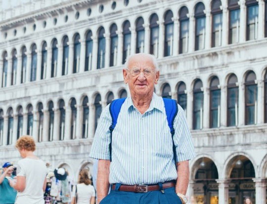 El abuelo mochilero de 97 años que recorre el mundo junto a su nieto | Internacionales