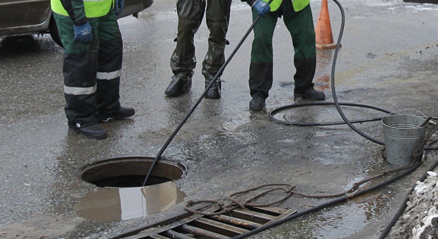 Una mujer cayó en una alcantarilla y encontró un nene perdido | Internacionales