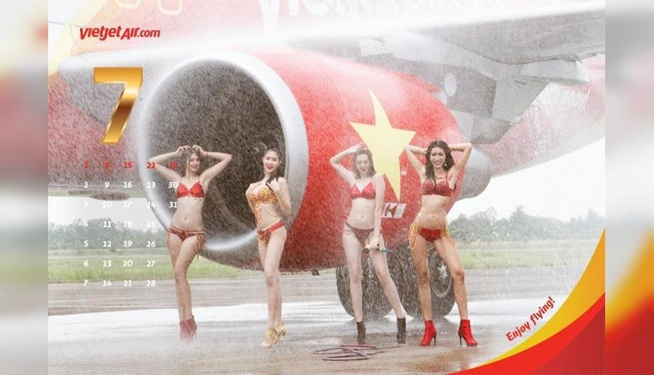 Polémico calendario con azafatas en bikini | Internacionales