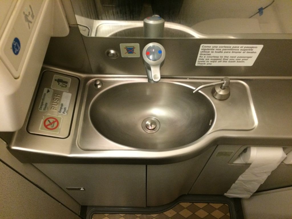 Investigan la muerte de un recién nacido que hallaron en el baño de un avión | Internacionales