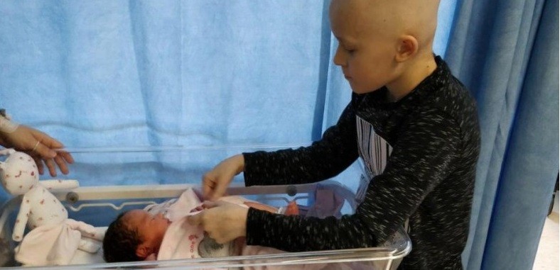 La historia de un nene con cáncer terminal que esperó para conocer a su hermanita recién nacida | Internacionales