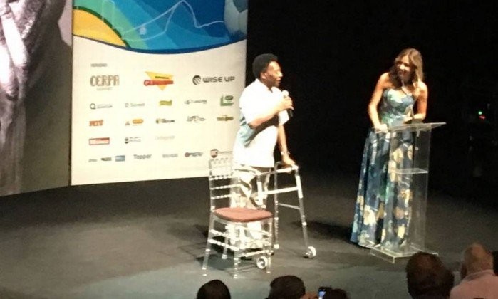 Pelé asistió a una ceremonia con un andador: "¿Si Dios me da una zapatilla nueva, por qué no mostrarla?" | Deportes