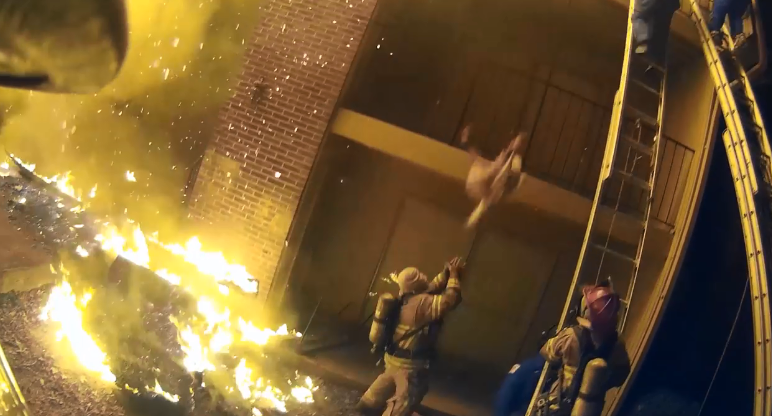 Video: un bombero atrapa a un bebé arrojado desde un edificio en llamas | Redes