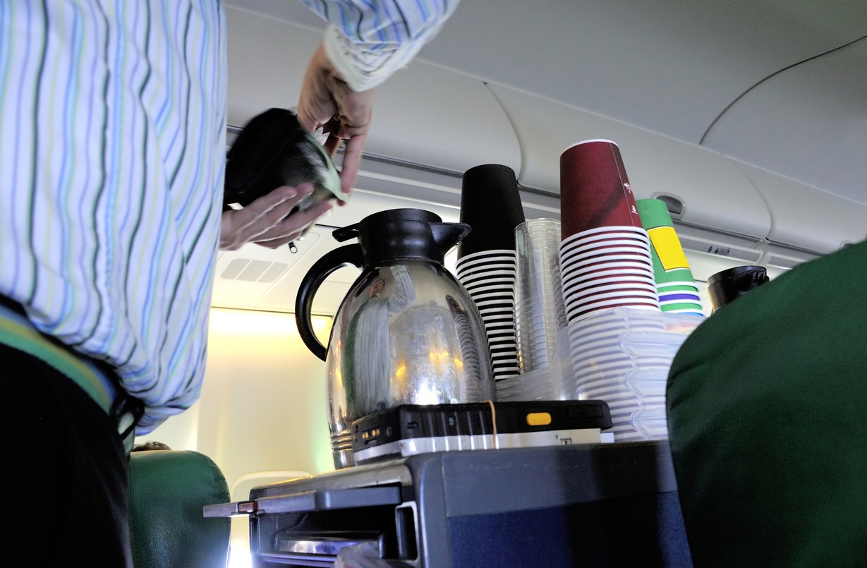 Una auxiliar de vuelo reveló por qué nadie debería tomar café en los aviones | Curiosidades