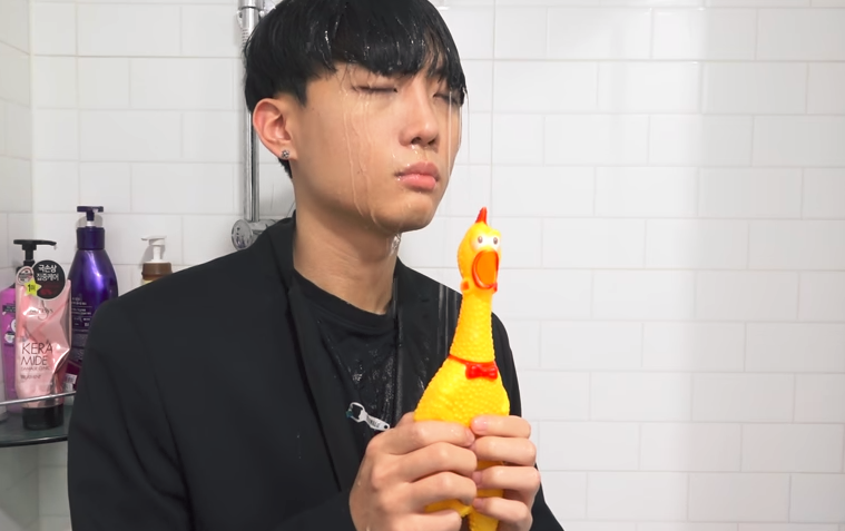 Increíble: hace una versión de la canción de Titanic con un pato de goma y la rompe en las redes | Redes