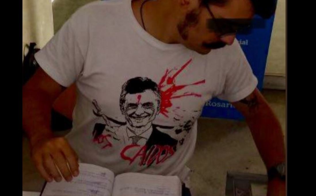 Rosario: polémica por un empleado municipal usando una remera con la imagen de Macri con un balazo en la frente | Política