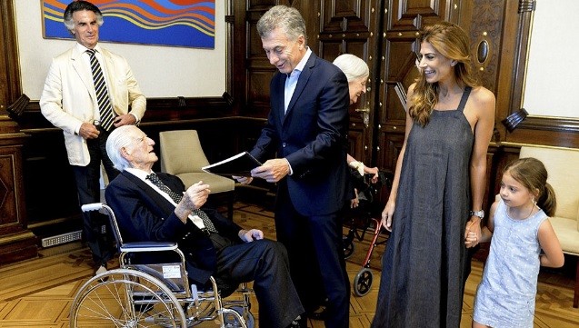 Macri festejó su cumpleaños 59 junto a un jubilado que cumplió 100 años | Política