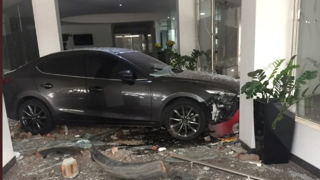 Una mujer chocó su auto contra un hotel en el que estaba su marido junto a una amante | Curiosidades