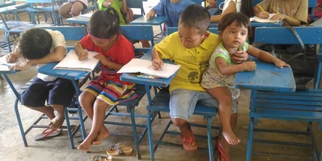 Foto viral: el nene que cuida a su pequeña hermana mientras estudia | Redes