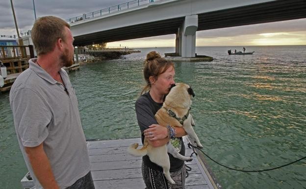 Pareja vendió todo para navegar alrededor del mundo y su barco se hundió a los dos días | Internacionales