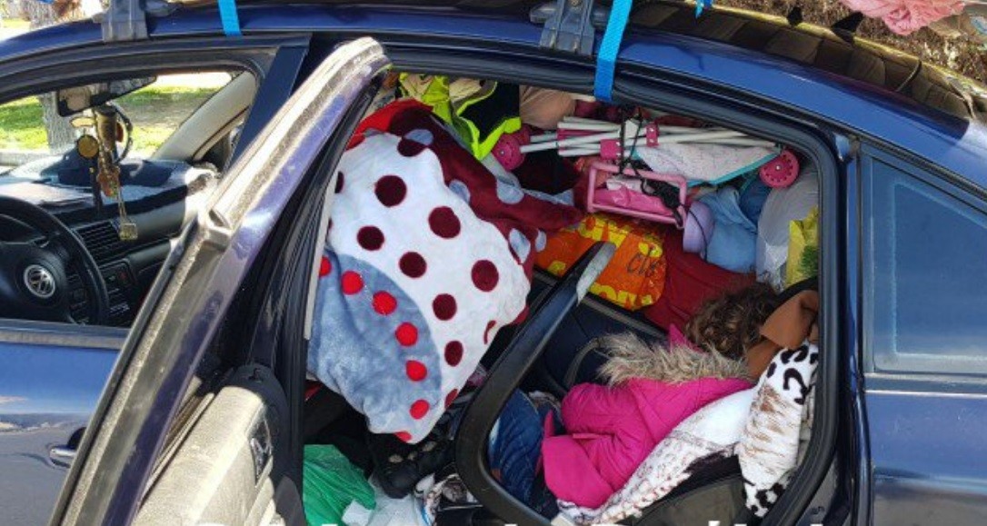 Llevaban a su hija "sepultada" en el asiento trasero del auto | Redes