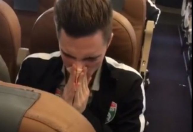 El jugador de fútbol ruso que se limpió la nariz con un billete de 500 rublos | Redes