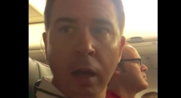 La sorpresiva reacción de un pasajero al enterarse en pleno vuelo que será papá | Redes