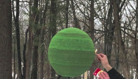 Construyó una increíble esfera con 42.000 fósforos y luego la quemó | Curiosidades
