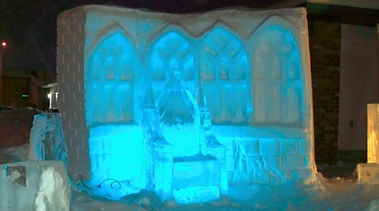 Creó una réplica de Hogwarts en hielo para sus hijas y su obra se volvió viral | Curiosidades