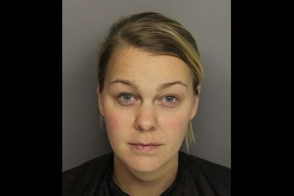 Detuvieron a una docente a la que hallaron desnuda en un auto con un alumno | Internacionales