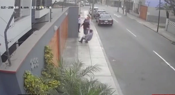 Video: noqueó al encargado de un edificio que salió increparlo cuando su perro orinaba en la vereda | Internacionales