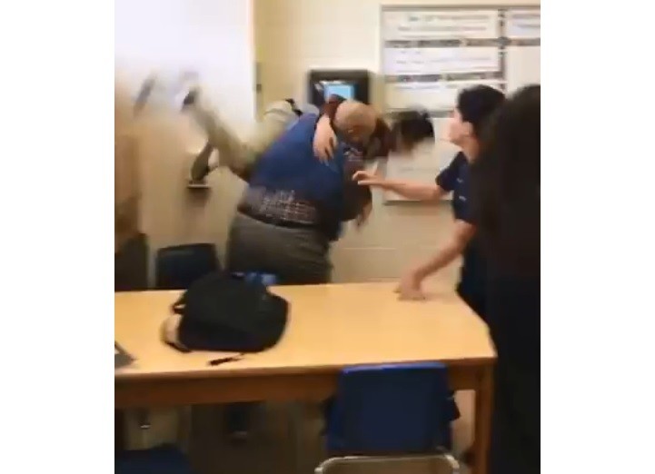 Profesor revoleó a un alumno en plena clase | Redes