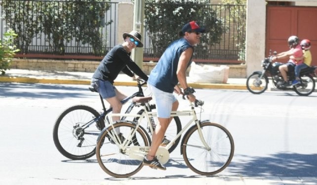 Fanático de la bicicleta, Carlos Vives salió a pedalear por las calles de San Juan | Espectáculos
