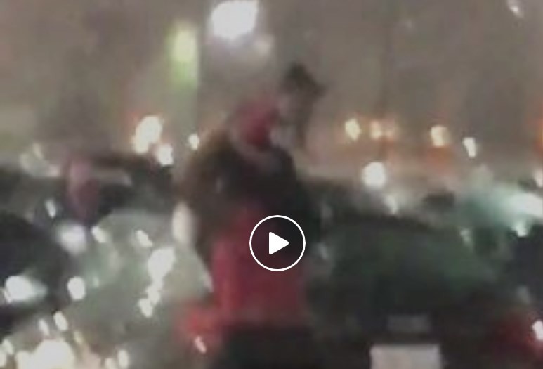 Bronca en las redes sociales por la mujer que usó a su hija como paraguas bajo una intensa tormenta | Redes