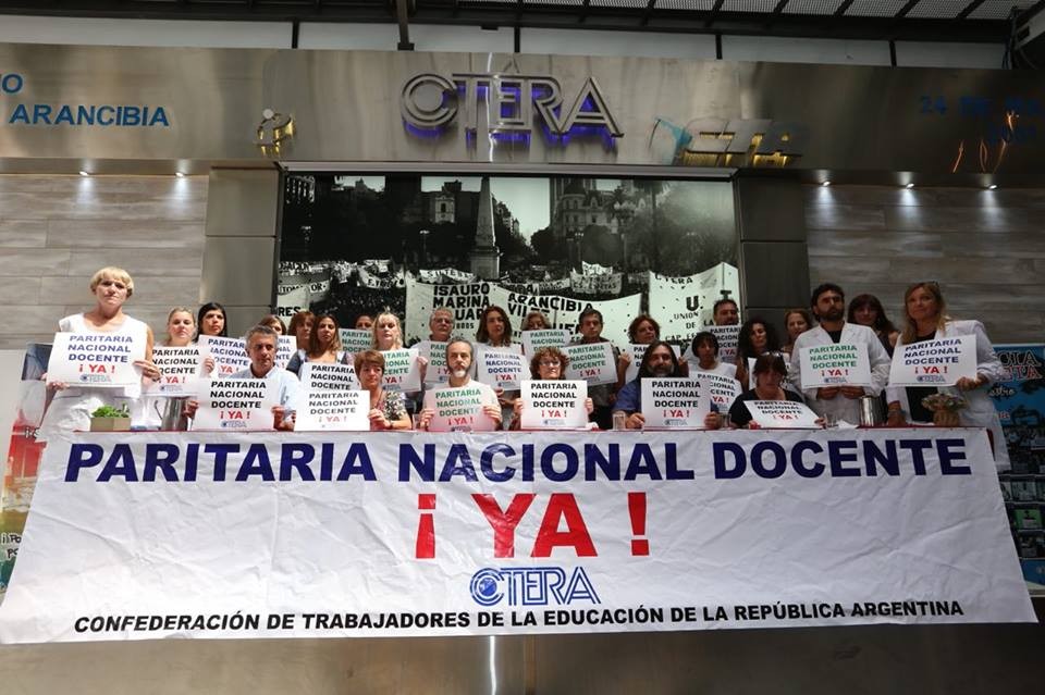 "Quieren poner de rodillas a la docencia" | Política