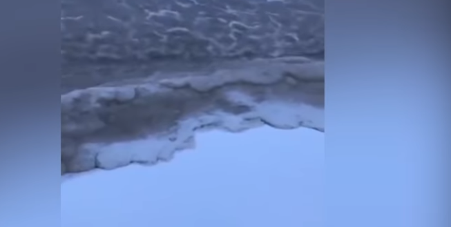 Video viral: olas se congelan instantáneamente al llegar a la orilla | Redes