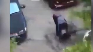 Brutal agresión de dos hombres a una mujer en plena calle | Internacionales